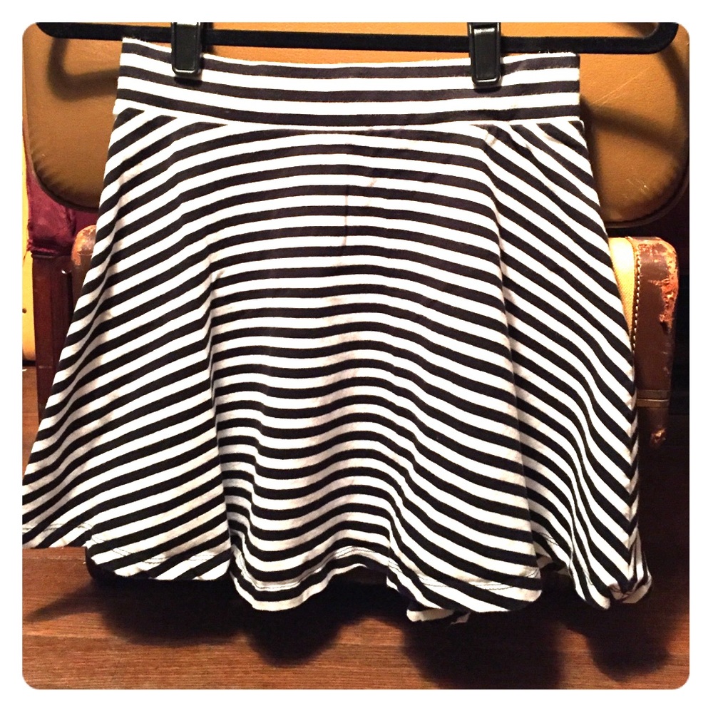 Black and white striped H&M skirt. Cotton. Size S